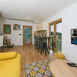 Old Village Apartman *